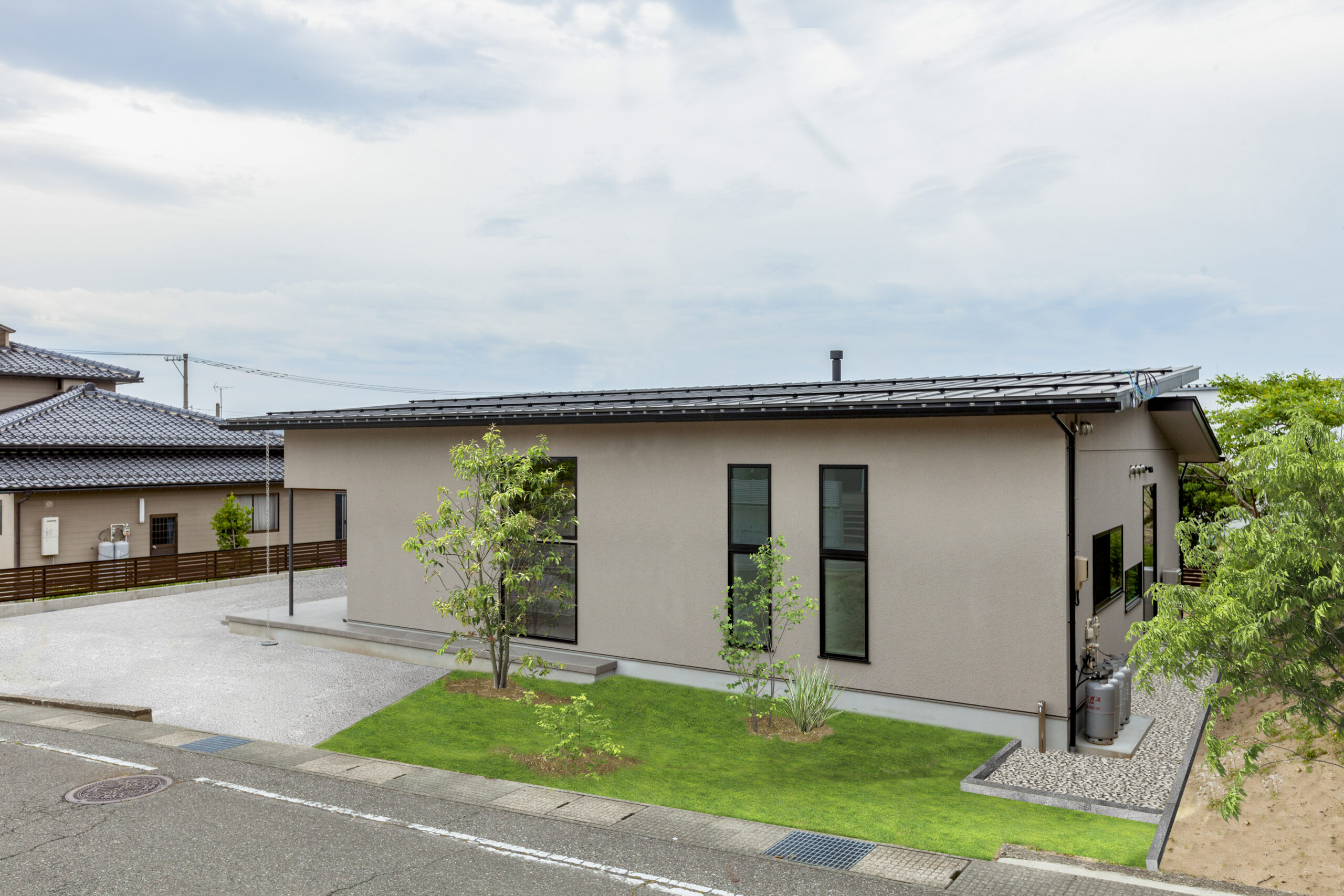 緑に包まれた平屋